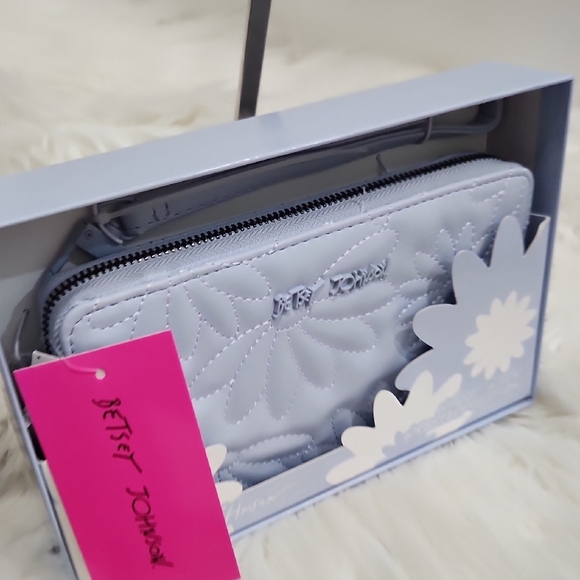 💙🔹️Betsey Johnson🔹️ Blue Quilted Vozed Z/A Wallet Wristlet Floral Wallet - Picture 10 of 12